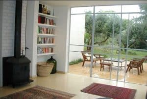 חלונות בלגיים לסלון עם נוף לגינה חיצונית.