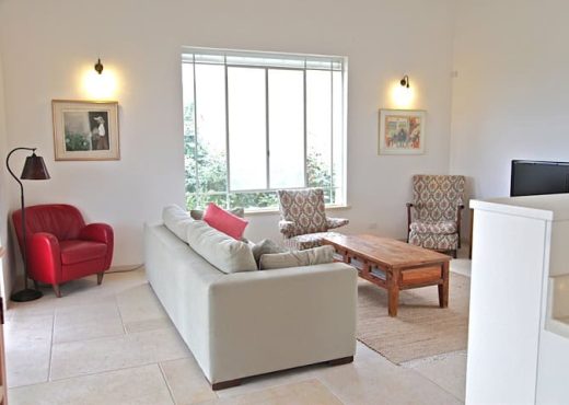 חלון בלגי עם חלונות בלגיים לסלון, תאורה טבעית ואווירה נעימה בחדר המגורים.