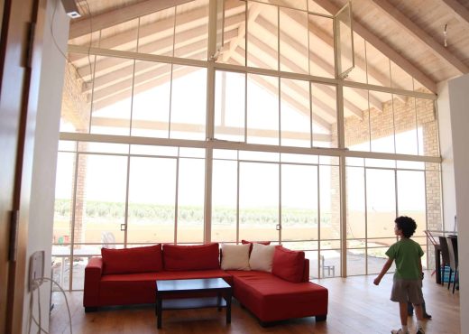 חלון בלגי גדול עם חלונות בלגיים לסלון, המכניס אור טבעי רב לחלל המגורים.