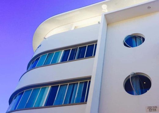 חלונות בלגיים בבניין לבן עם עיצוב עכשווי ואלגנטי, תוספת מושלמת לחלונות בלגיים לסלון.