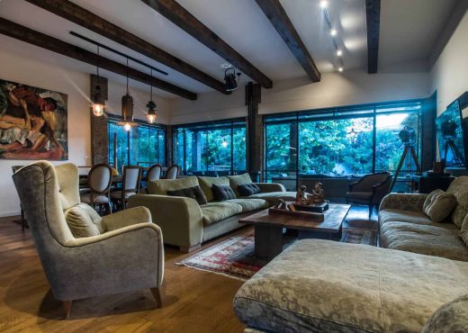 חלונות בלגיים וחלונות בלגיים לסלון בחלל סלון מודרני עם ריהוט נוח ותאורה נעימה.