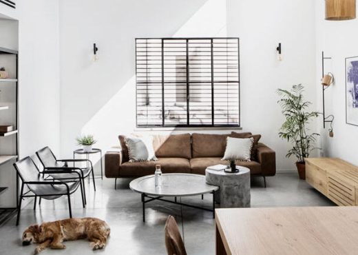 תמונה של סלון מעוצב בסגנון מודרני עם ריהוט אלגנטי וצבעים ניטרליים, כולל ספה נוחה ושולחן קפה מרכזי.